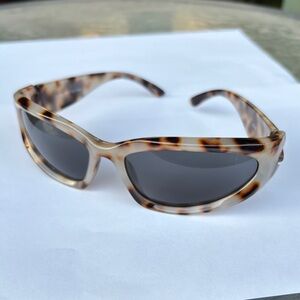 Chic Tortoise Shell Sunglasses with Dark Lenses